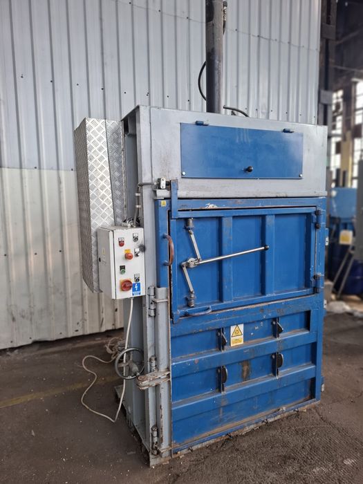 Belownica prasa zgniatarka do folii kartonu makulatury odpadów 25 ton