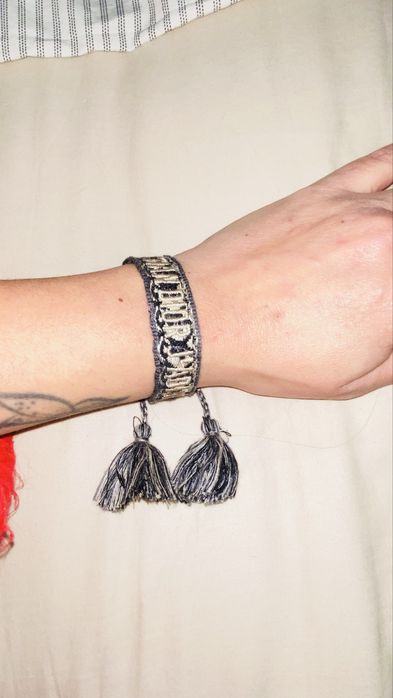 Pulseira em tecido cinzenta