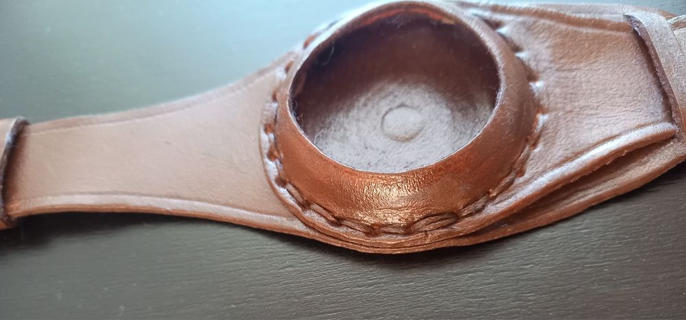 Bracelete em couro, castanha, para relógio de bolso.