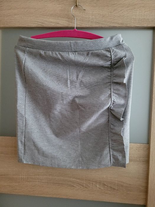 Szara spódnica do kolan 40 dla kobiety