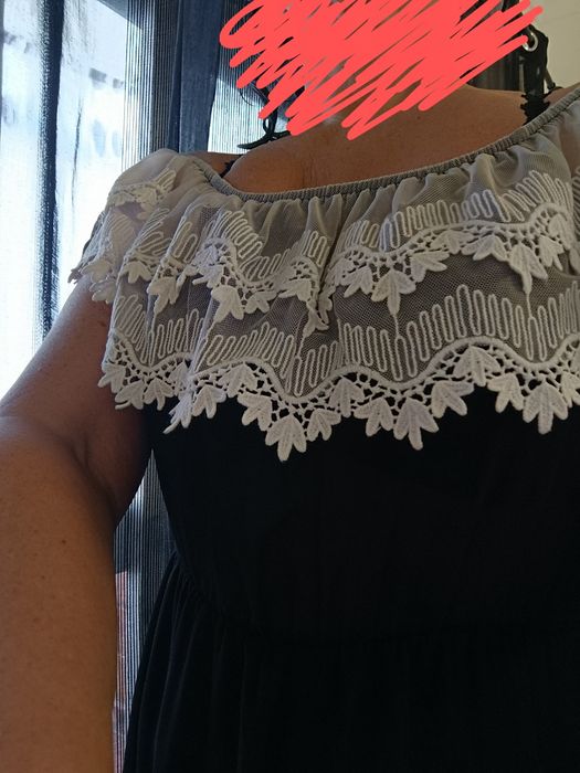 Vestido preto com renda branca forrado. Usado