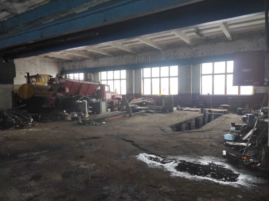 Гаражі з ямами та пункт технічного обслуговування машин