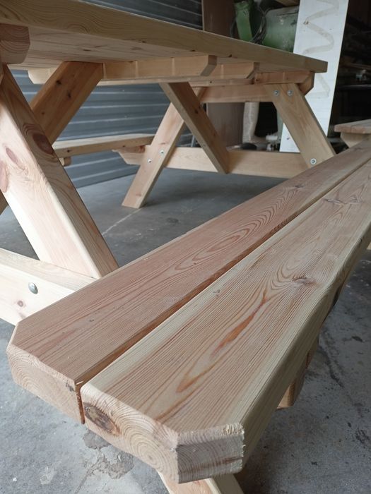 drewniany stół ogrodowy