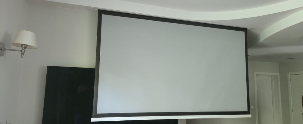 Ekran projekcyjny elektrycz szerokosc 240ny w kasecie