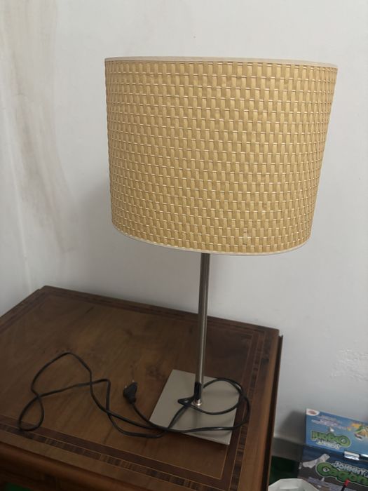 Vendo candeeiro em bom estado muito estimado base em ferru com aba