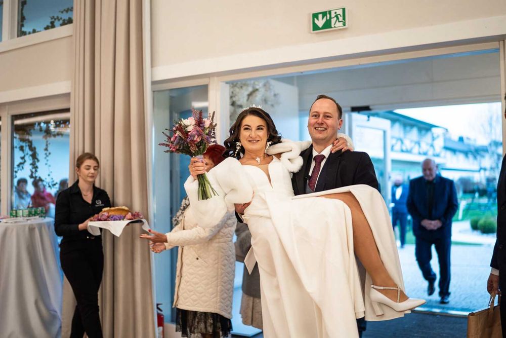 gładka suknia ślubna satyna kokarda