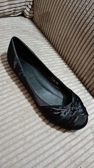 Baleriny półbuty damskie rozmiar 39 czarne
Stan idealny ubrane raz