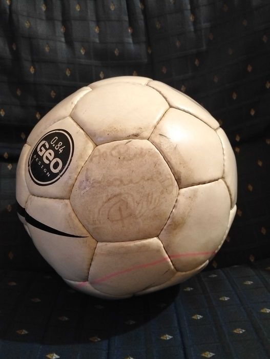 Vendo bola autografada por Pelé
