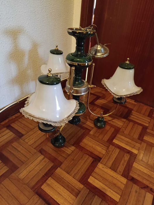 Candeeiro de teto e mesinha