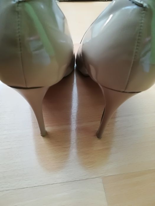 Szpilki nude czerwona podeszwa