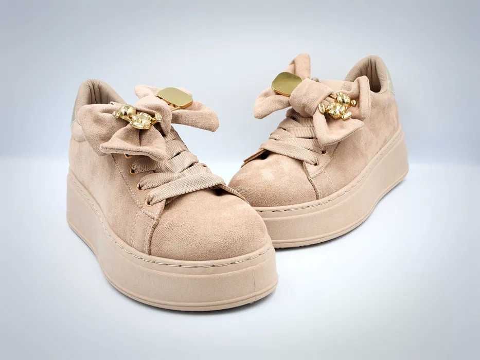 Sneakersy  z złotą broszką 40