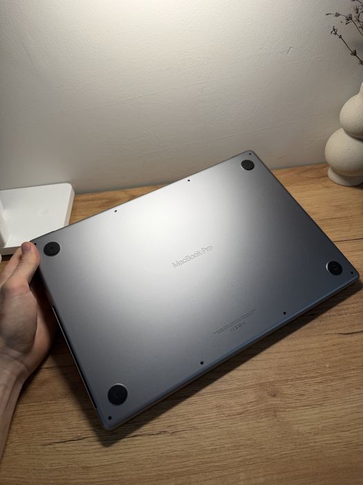 MacBook Pro 16’ M1 MAX 32 Core GPU 64GB RAM 1TB SSD