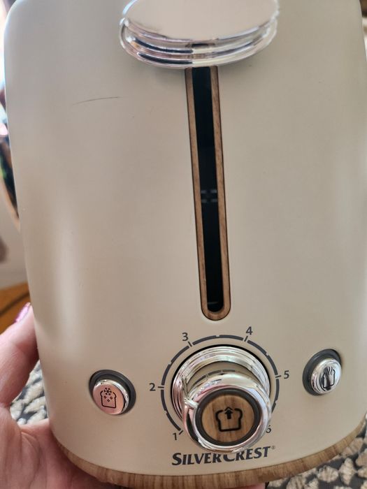 Toster z detalami imitujące drewno