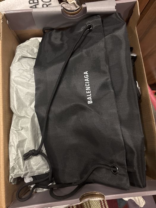 Кроссовки Balenciaga.