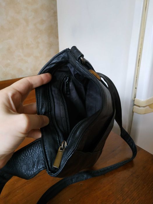 Класна чоловіча чорна сумка планшет на плече з натуральної шкіри