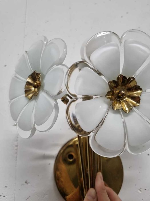 Candeeiro de parede dourado com flores em vidro