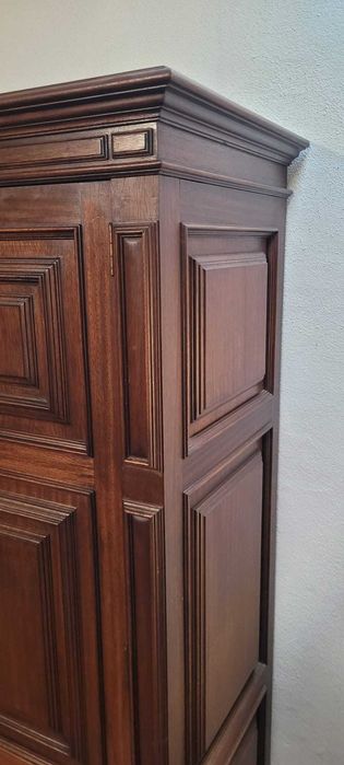 Roupeiro em madeira maciça (castanho) em excelente estado.