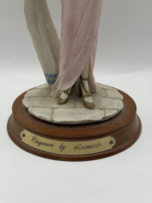 Figurka Dama z gołębiem The Leonardo Collection