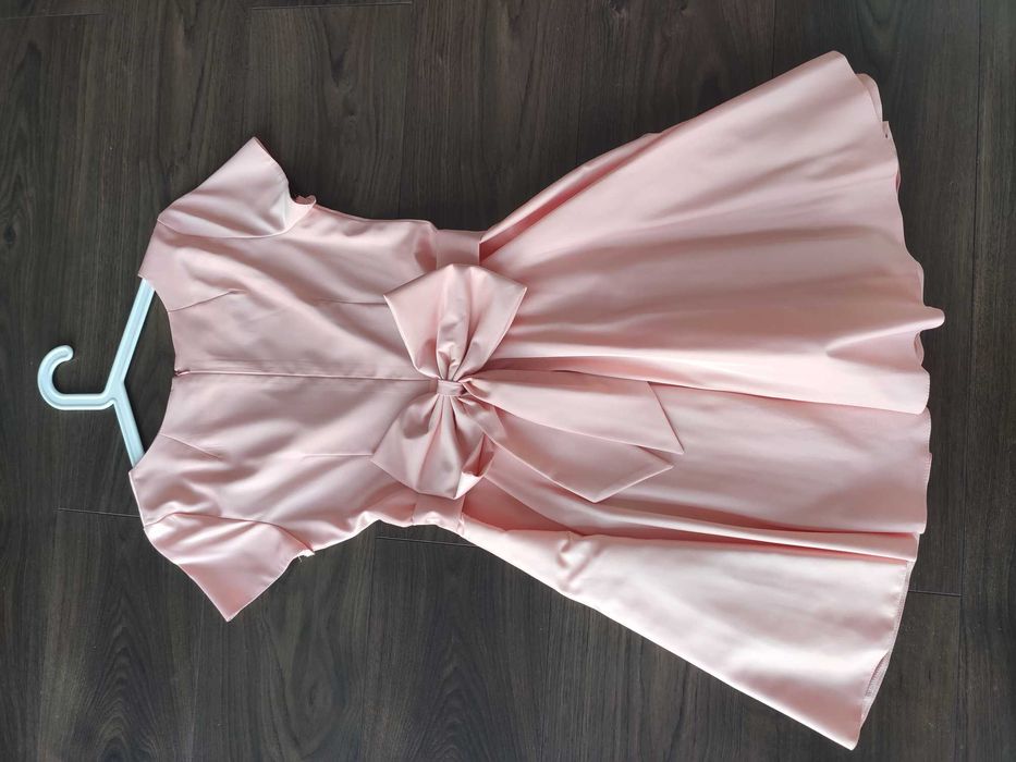 Elegancka sukienka z kokardą