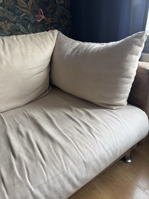 Bezowo-brązowa rozkladana sofa