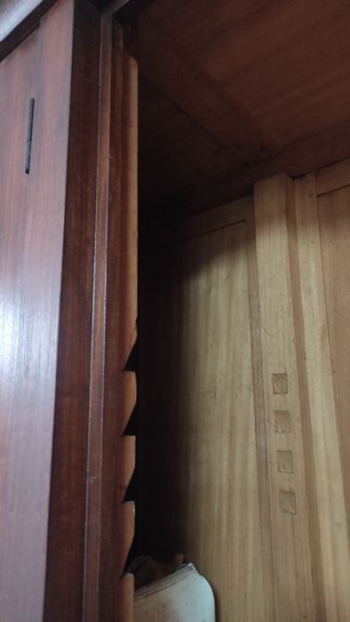 Armário antigo em madeira