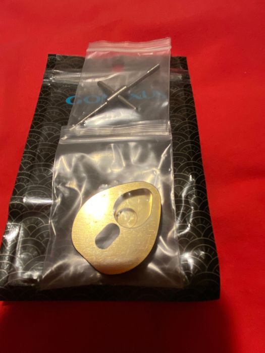 Wyciskacz do pinów kołowrotka firmy Gomexus.