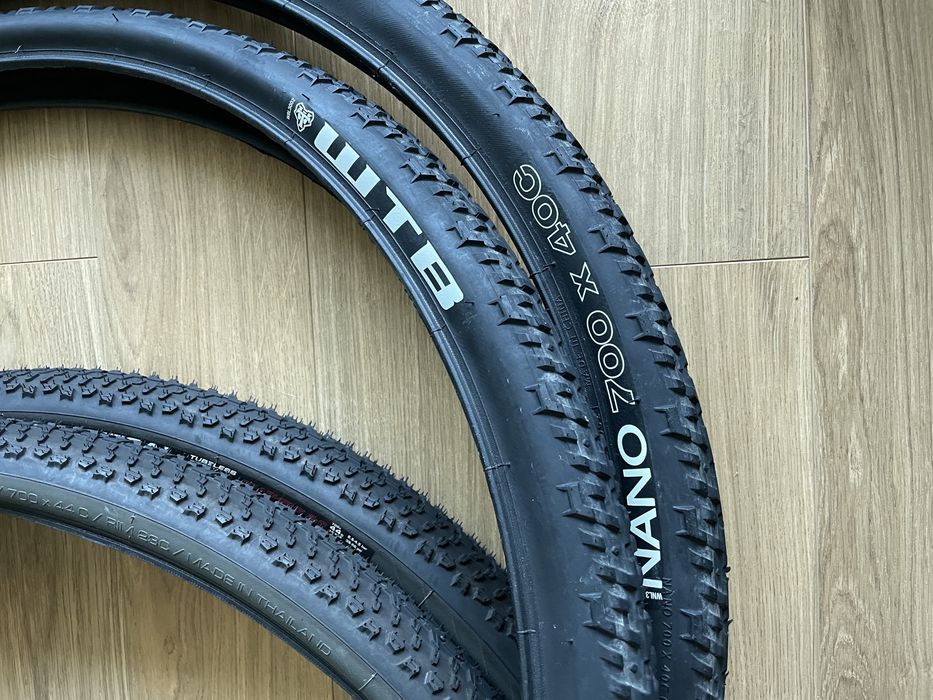 2 suportes para bicicletas e suportes para pneus