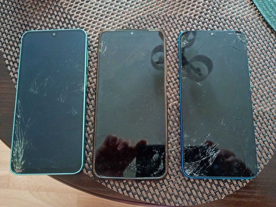3 x telefony różne modele