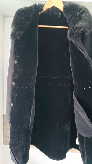 Piękny nietuzinkowy płaszcz z futrem