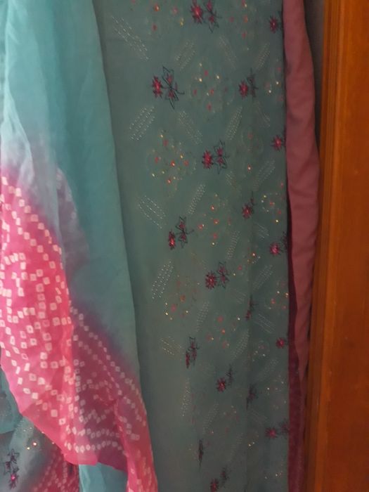 Індійське сарі. Різноманітні кольори