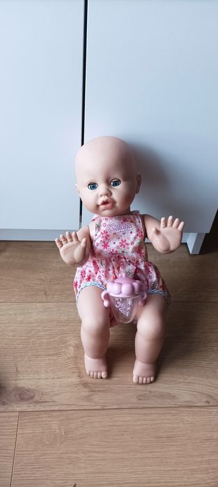 Lalka niemowlak mówi, raczkuje