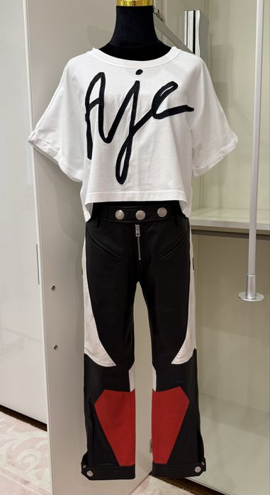 Футболка Aje, шкіряні штани Zadig&Voltaire