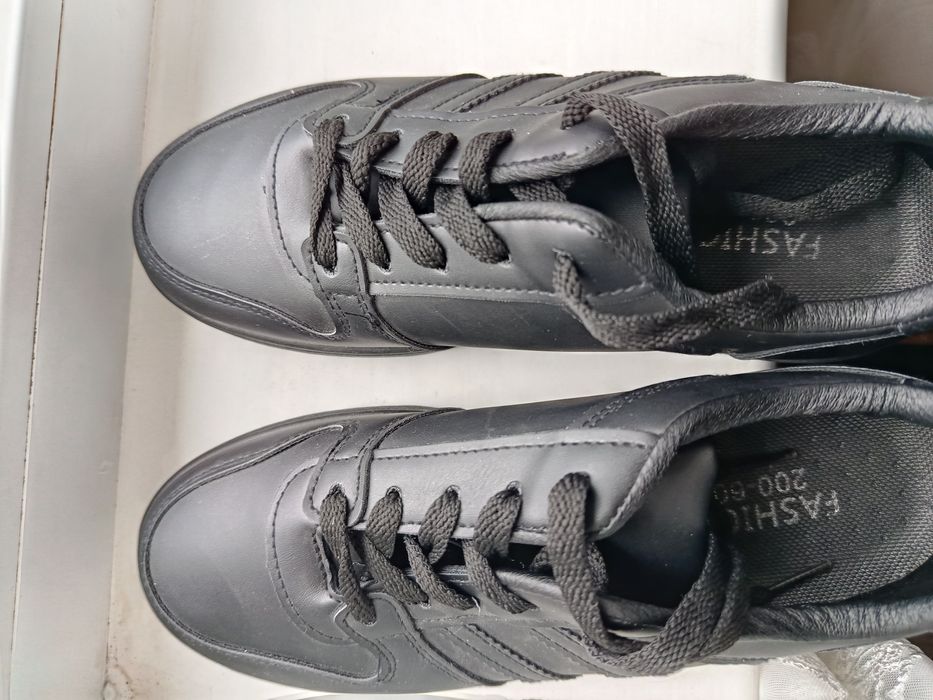 Жіночі кросівки.