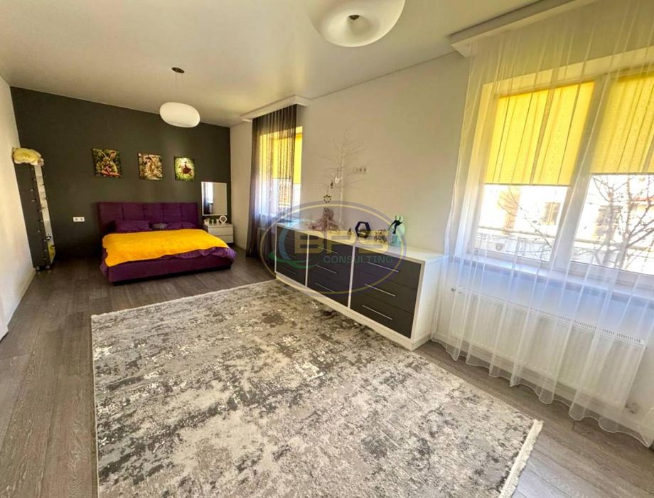 Просторий будинок з сонячними панелями. 262 м² з ремонтом і ділянкою 5 соток.