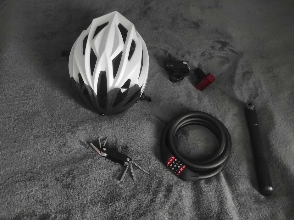 Kask rowerowy + lampki + pompka + multitool + zapięcie