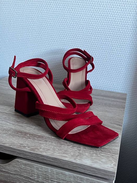 Червоні босоніжки 39розміру