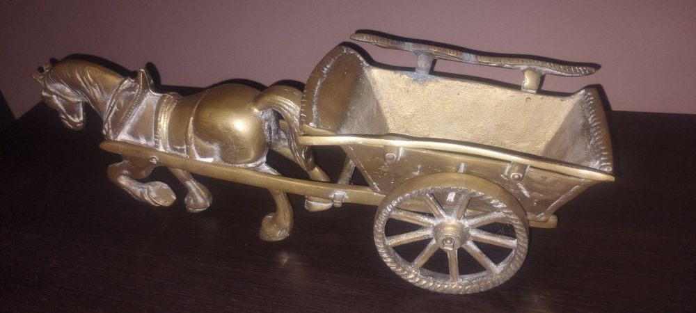 Bryczką z koniem wykonana z mosiądzu