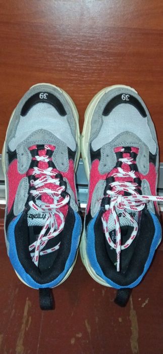 Кросівки жіночі.