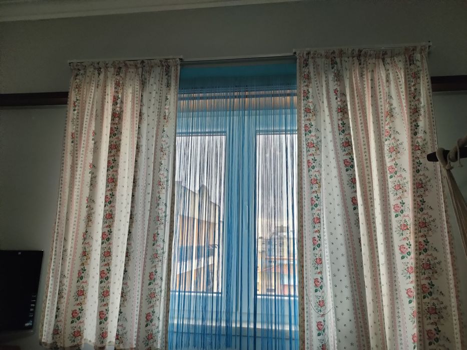 Cortinados com varão e calhas de quarto de menina