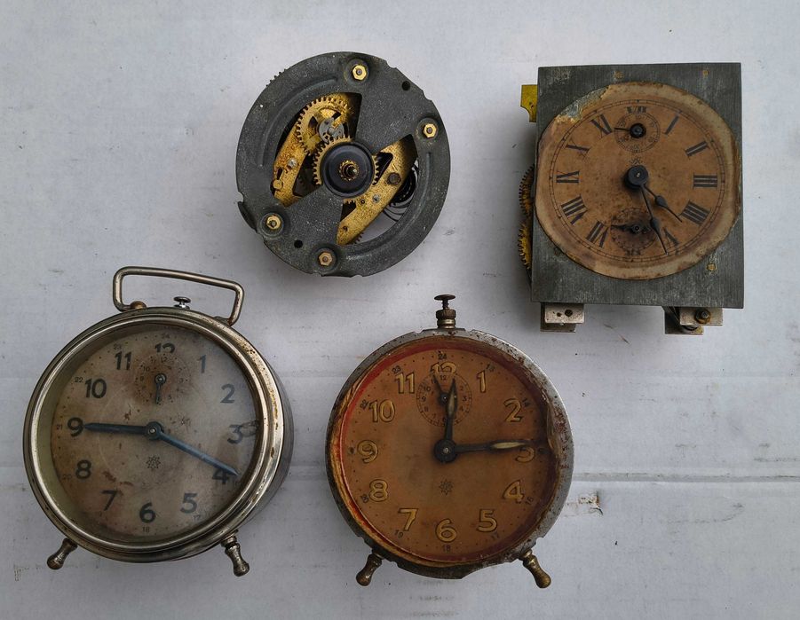 Mechanizmy zegarów Junghans 4 szt, sprawne
