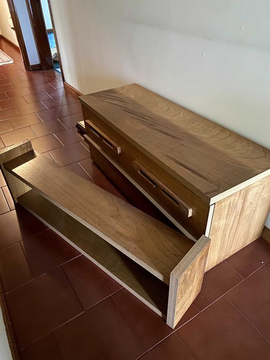 Conjunto cama + mesinhas de cabeceira + móvel de arrumação