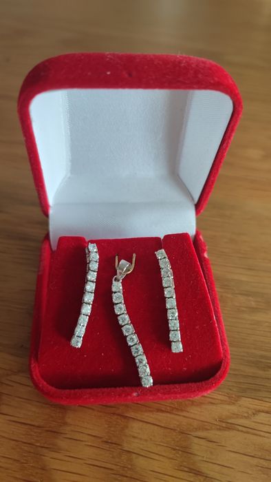 Zestaw biżuterii srebrny - kolczyki srebrne z cyrkoniami i zawieszka