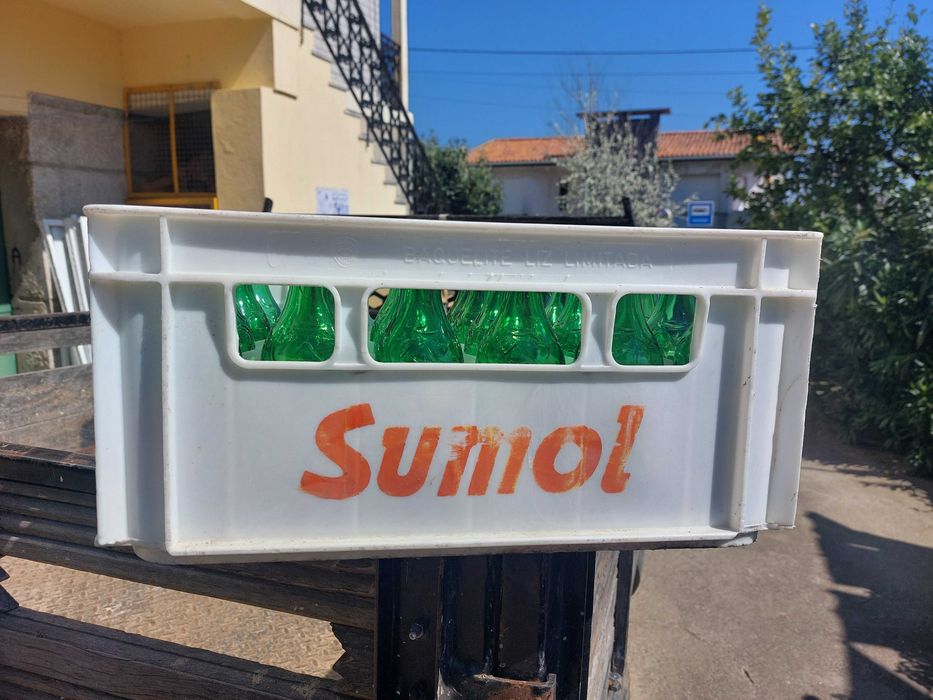 Grades com garrafas sumol