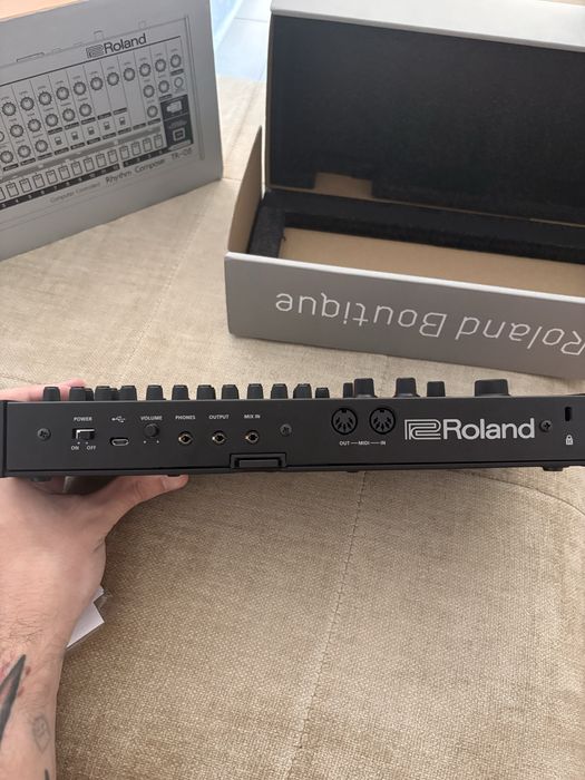 Caixa de Ritmos Roland TR-08