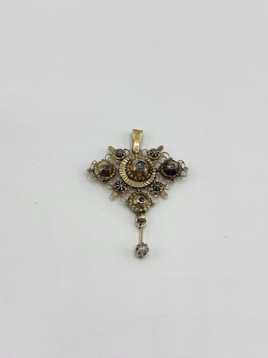 Stara złota zawieszka z diamentami.