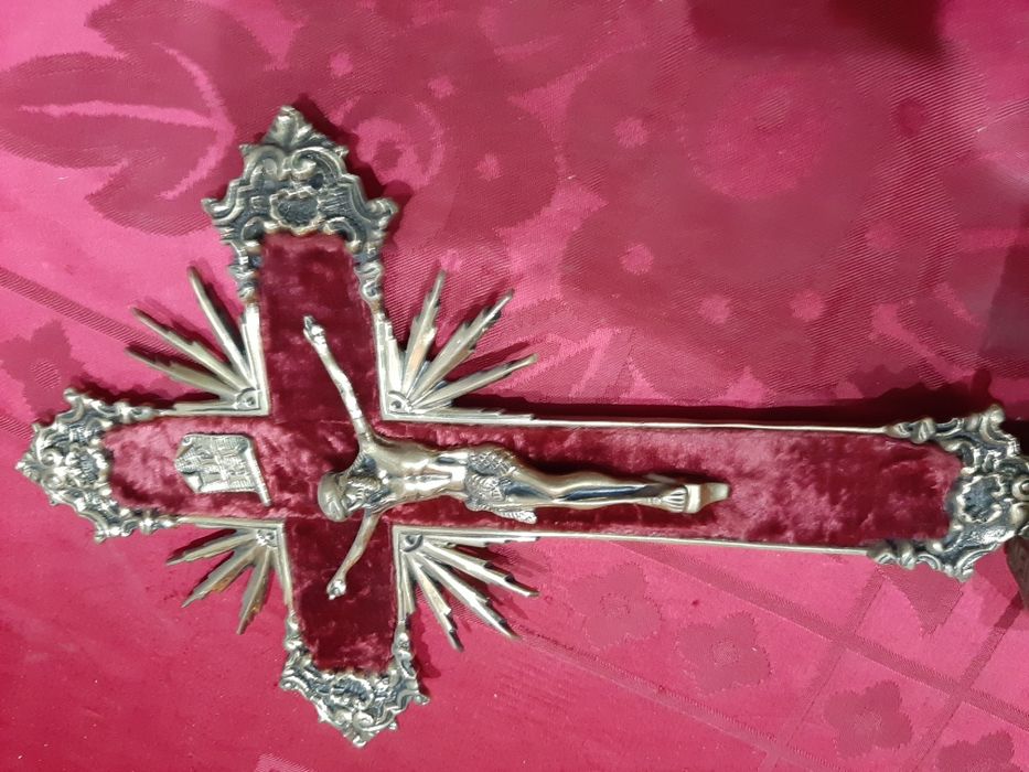 Crucifixo antigo em Bronze e veludo