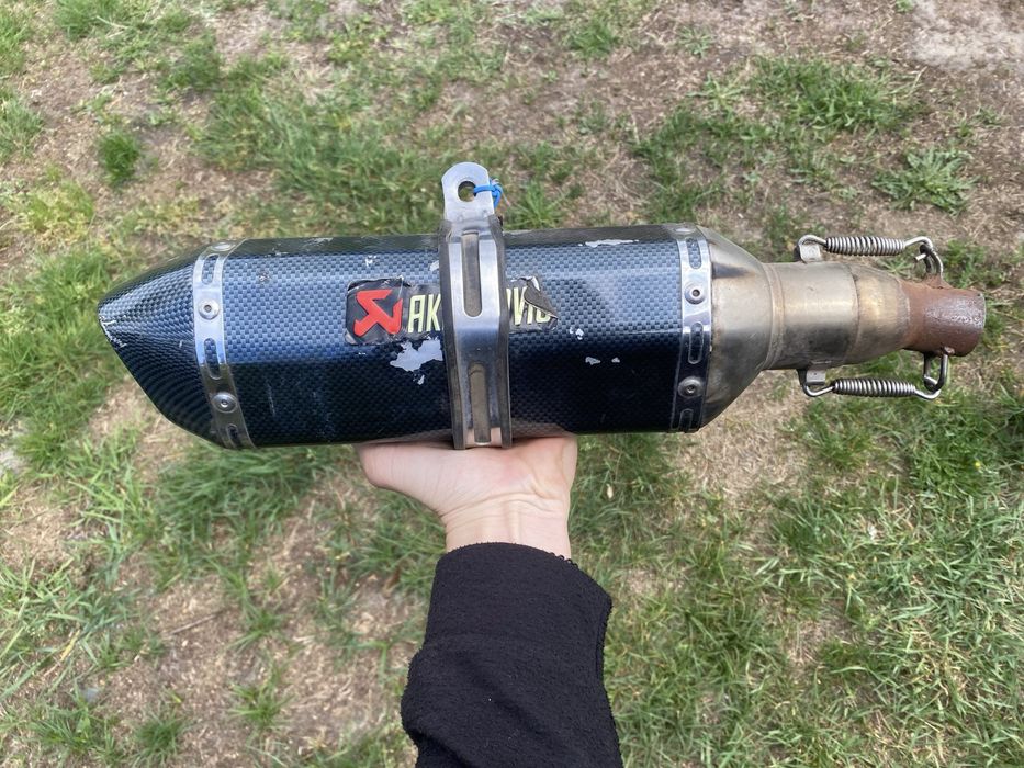 Продам вихлопну трубу Akrapovič