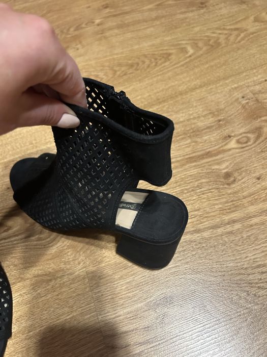 Letnie czarne botki Stradivarious