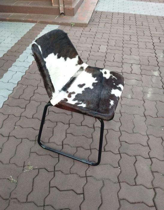 Krzesła w stylu loft skandynawskim - naturalna kozia skóra