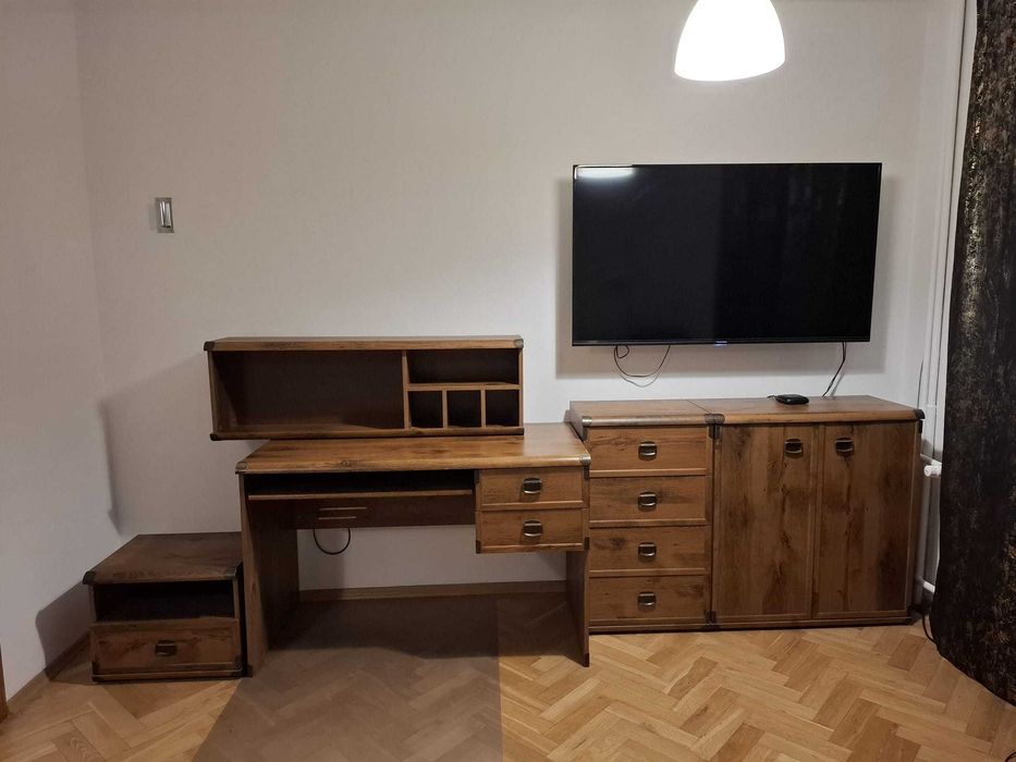 Ośmio elementowy komplet mebli w dobrym stanie zachowania, odbiór od zaraz